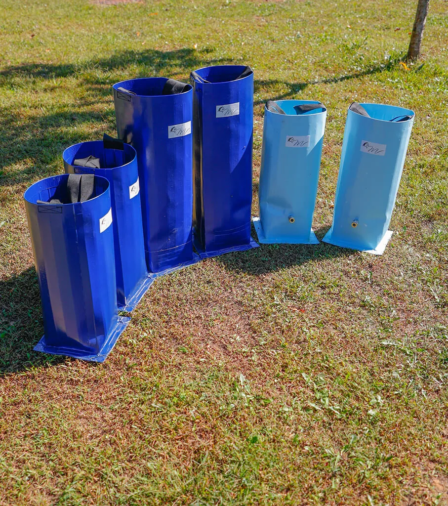 Stivali Curaboots blu e azzurri sul prato